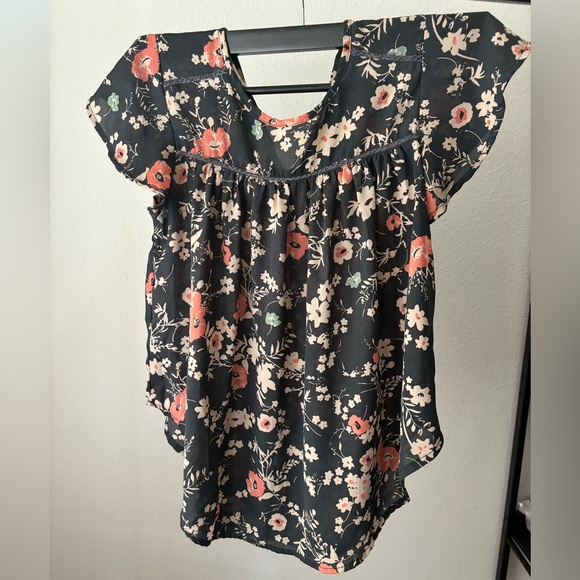 Floral blouse 🌸 - Picture 1 of 1